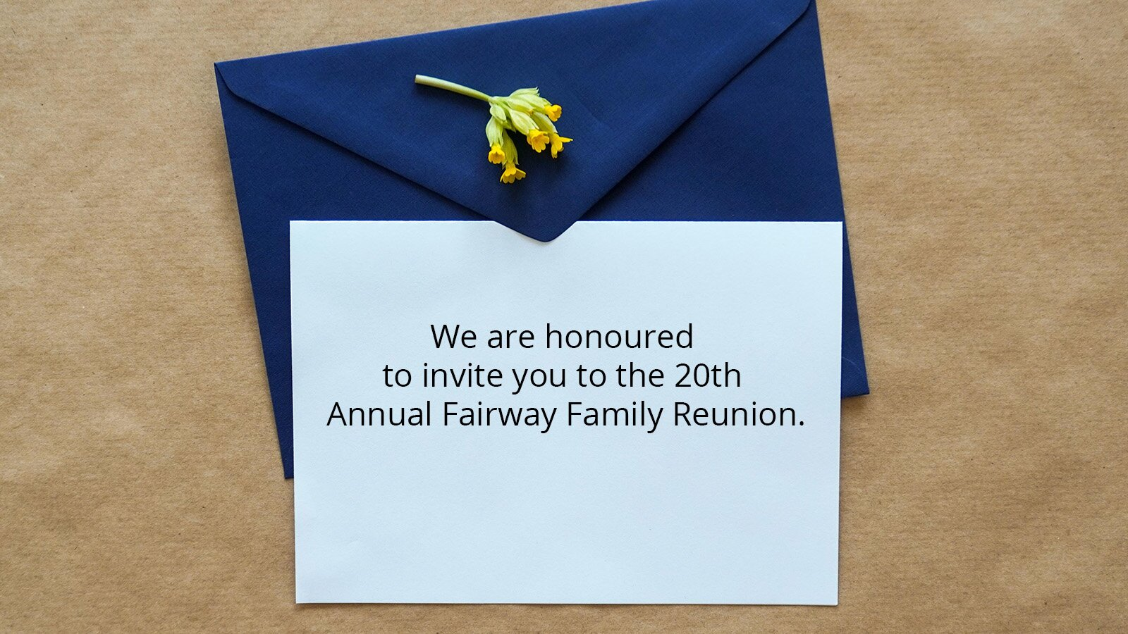 Zdjęcie przedstawia granatową, zamkniętą kopertę, na której leży kwiatek. Na kopercie leży prostokątna, biała kartka, na której widoczny jest napis w języku angielskim: We are honoured to invite you to the 20th Annual Fairway Family Reunion.