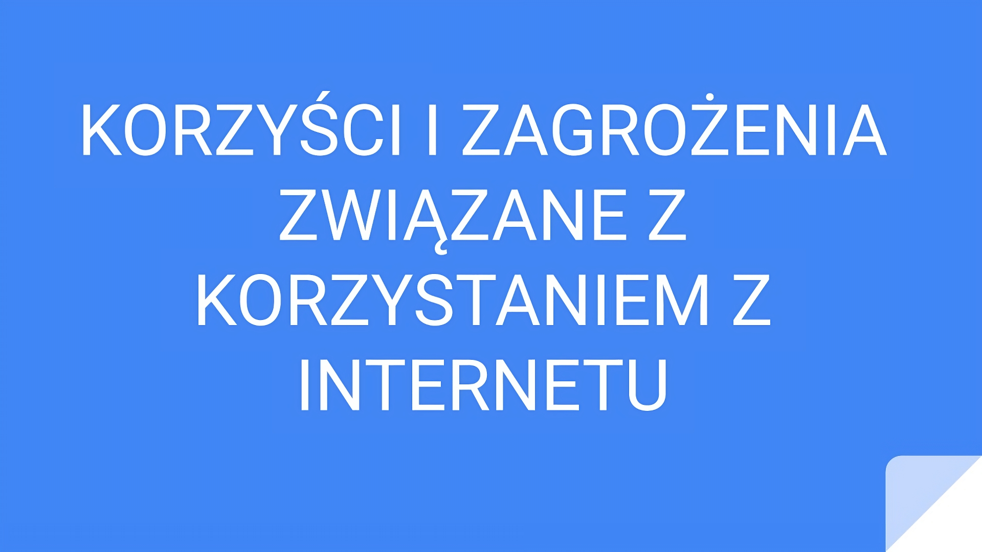 Kliknij, aby powiększyć. Niebieski slajd, na którym znajduje się biały duży napis: „Korzyści i zagrożenia związane z korzystaniem z internetu”.