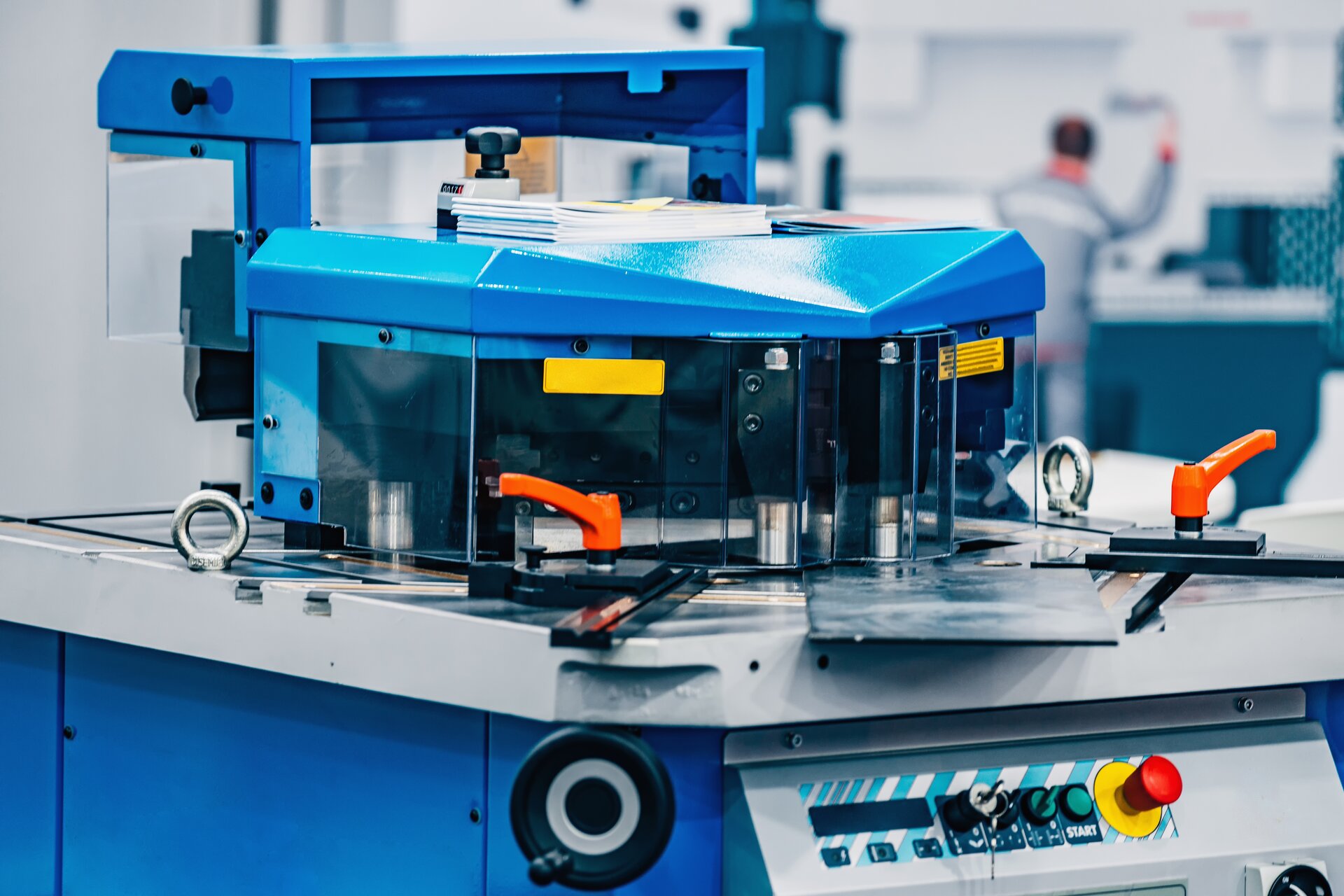 Ilustracja przedstawia urządzenie pozwalające na trzymanie przedmiotu pod różnym kątem. W centralnej części urządzenia znajdują się dwie, metalowe belki ze śrubkami. 