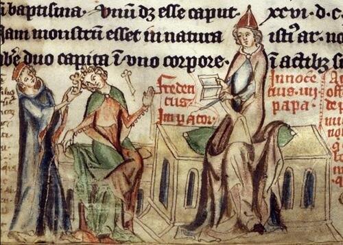 Na ilustracji widnieje I sobór lyoński z 1245 r., przedstawieni są papież Innocenty IV oraz cesarz Fryderyk II. Sobór ten zdetronizował Fryderyka II jako króla niemieckiego i cesarza rzymskiego, co okazało się decyzją trwałą i skuteczniejszą od ekskomuniki. Cesarza, jako oskarżonego, reprezentował jego sędzia dworski, Tadeusz z Suessa. Widoczne jest, jak papież ukazuje cesarzowi księgę ze spisanym prawem, po czym sędzia zdejmuje z jego głowy koronę, a berło królewskie wypada z ręki cesarza.