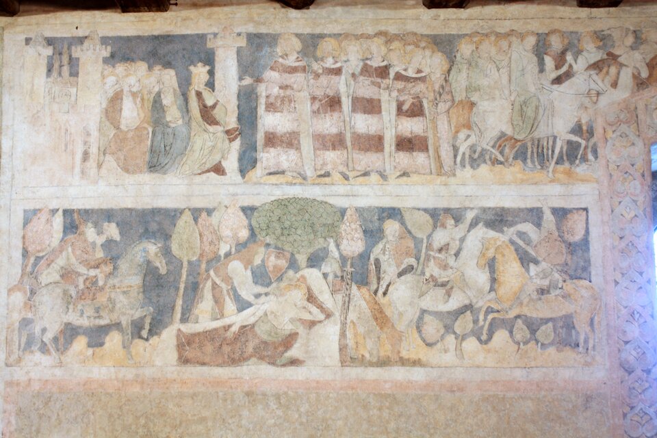 lustracja przedstawia gotyckie malowidło ścienne w Siedlęcinie. Ukazuje podzielone na dwa pasy sceny z życia dworskiego. W górnej części znajduje się fragment zamku, król, dworzanie i rycerze na koniach. Dolna część zawiera scenę  w lesie z dworzanami  na koniach. Obie sceny są oddzielone. 