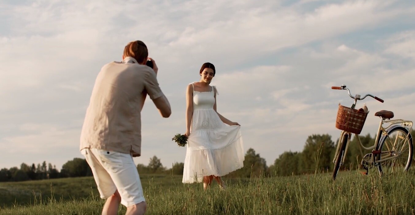 Nagranie wideo posiada jedynie wizję i jest bez dźwięków. Przedstawia zieloną łąkę, na której znajduje się młoda, długowłosa kobieta w białej sukience i robiący jej zdjęcia mężczyzna. Kobieta pozuje. W dłoniach trzyma bukiet polnych kwiatów. Nieopodal kobiety stoi rower.