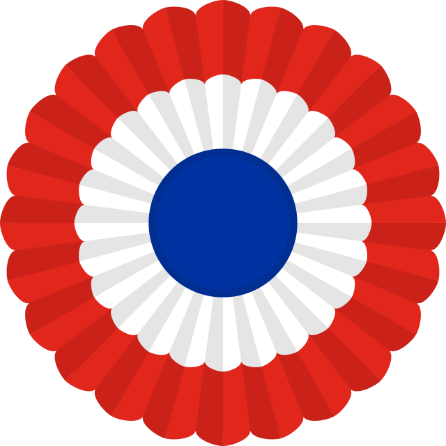 Ilustracja przedstawia trójkolorową kokardę. W środku znajduje się niebieski okrąg. Jest obrysowany kolorem białym. Kokarda zwieńczona jest obrysem w kolorze czerwonym.