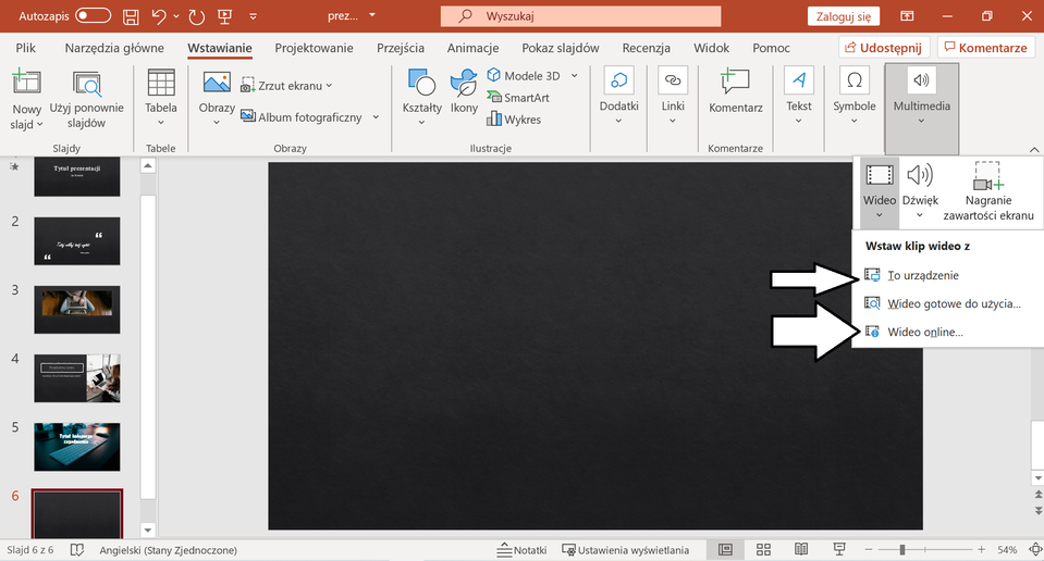Ilustracja przedstawia otwarty program PowerPoint, w którym znajduje się prezentacja. U góry na pasku zadań została wybrana opcja Wstawianie, a następnie po prawej stronie opcja Multimedia. Następnie po kliknięciu tej opcji pojawia się okno, w którym wybrano opcję Wideo. Następnie poniżej białymi strzałkami zaznaczone są dwie opcje. Pierwsza to To urządzenia, a druga to Wideo online. 