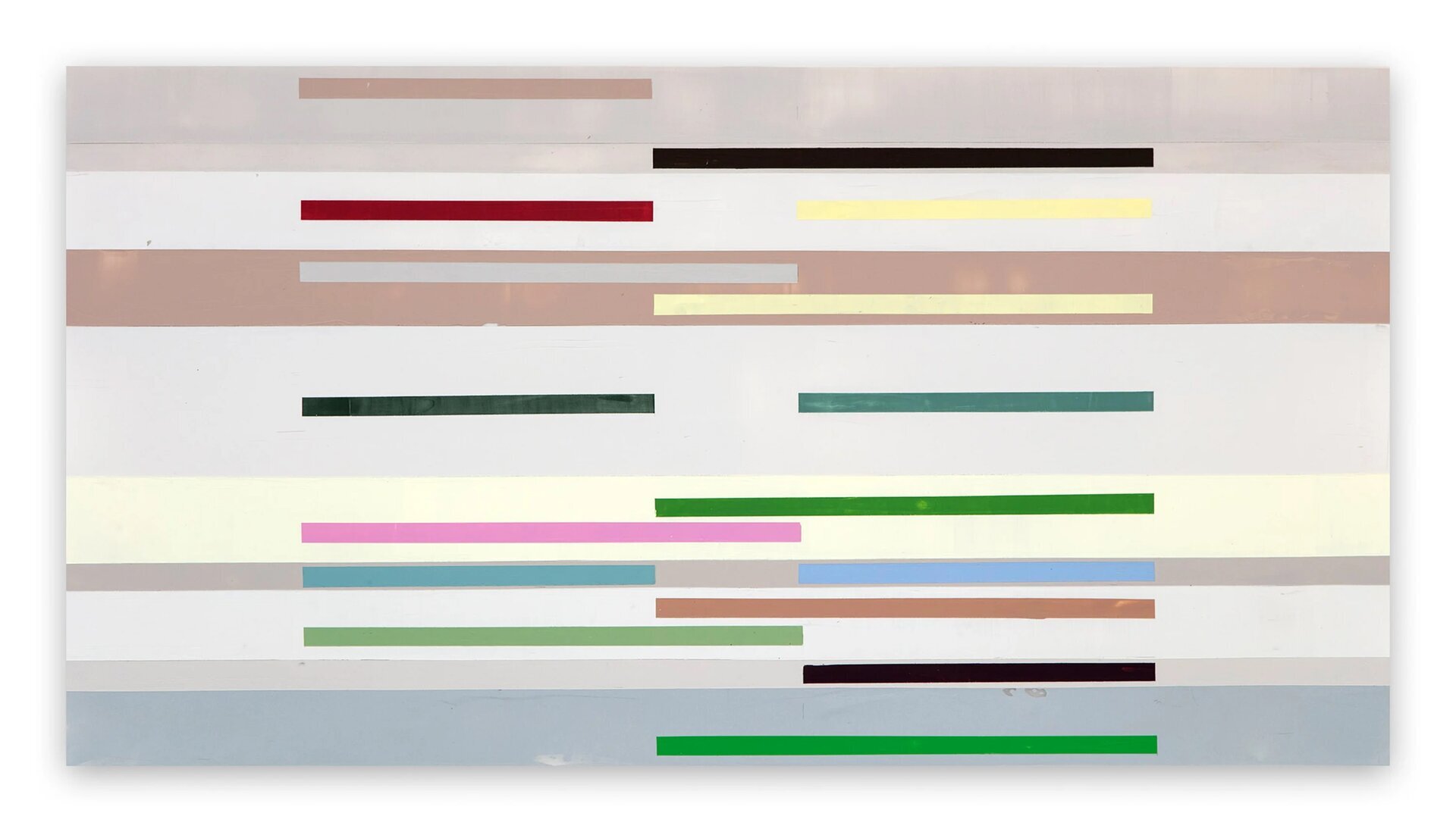 Na różnokolorowym tle w pasy (odcienie szarości i beżu) rozmieszczone zostały poziome kolorowe kreski (zielone, czarne, brązowe, niebieskie, czerwone i żółte). Tło stanowi dziesięć pasów, na których umieszczono szesnaście kolorowych kresek.