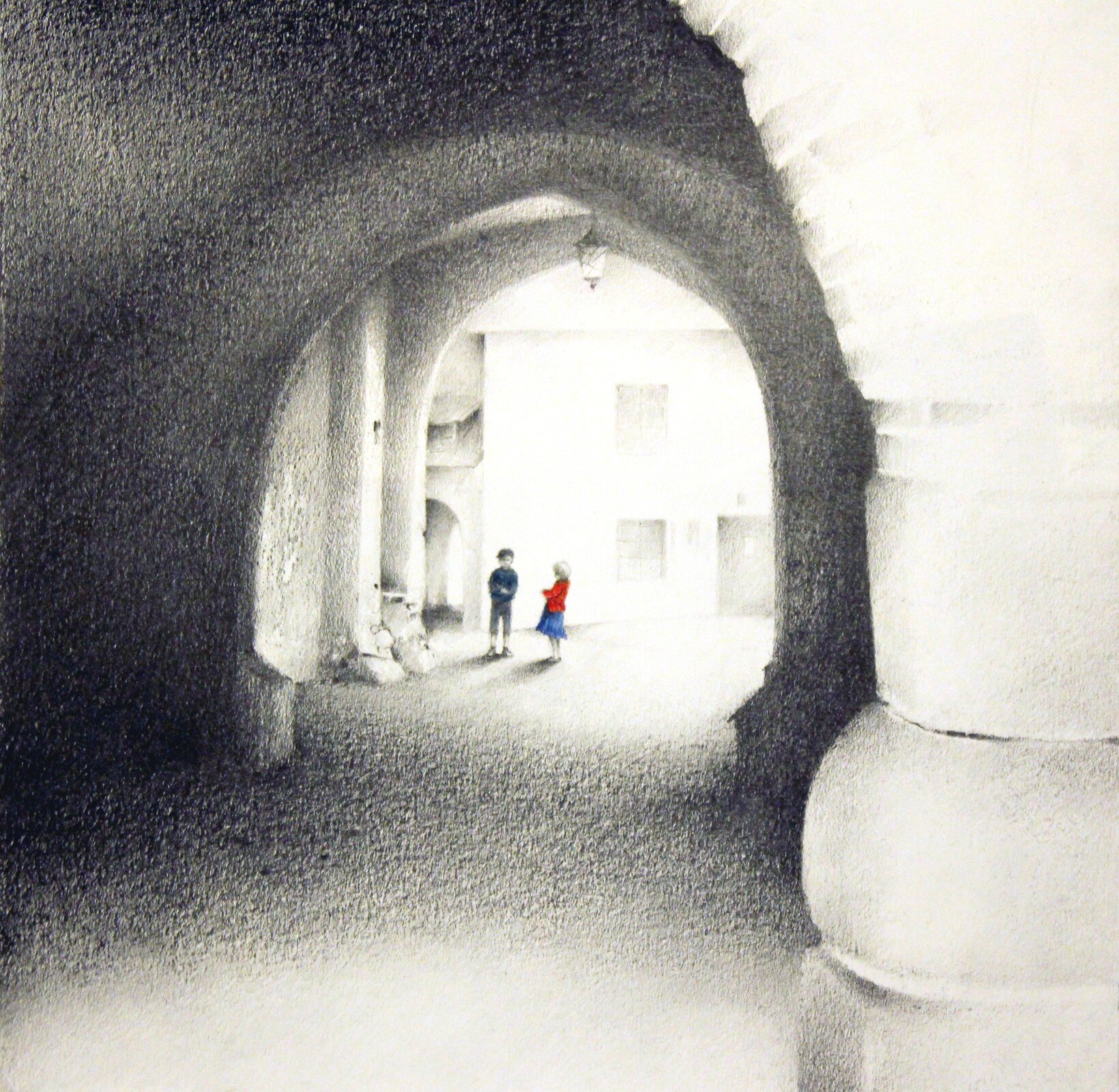 Ilustracja przedstawia rysunek „Nidzica II”, autorstwa Weroniki Tadaj‑Królikiewicz. Po prawej stronie pierwszego planu znajduje się jasna plama kolumny, dalej ukazany jest fragment tonących w mroku podcieni z łukowatym sklepieniem. W głębi została narysowana skąpana w świetle słońca kamienica, przed którą stoi para dzieci. Ciemne sylwetki wyraźnie rysują się na tle białej ściany. Czerwony sweterek i niebieska spódniczka stanowią wyraźny akcent kolorystyczny w utrzymanym, w szarościach, ołówkowym, delikatnym rysunku.