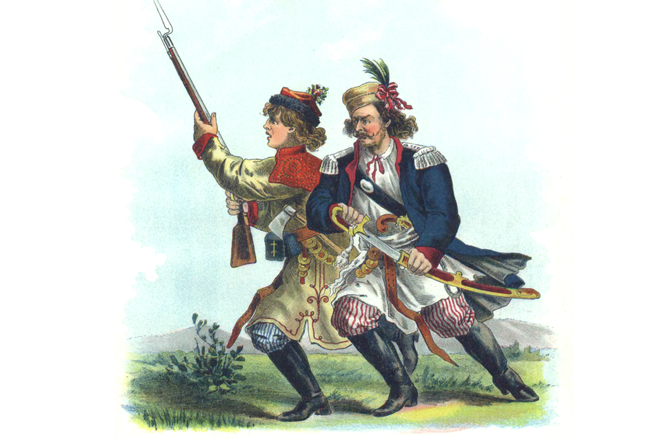 Ilustracja przedstawia dwóch mężczyzn idących razem w dynamicznej pozie, ubranych w stroje inspirowane tradycją krakowską i wojskową. Mężczyzna po lewej stronie nosi jasny kaftan z czerwonym haftowanym kołnierzem i czapkę z kwiatową ozdobą, trzyma w rękach karabin z bagnetem uniesiony do góry. Towarzyszy mu mężczyzna po prawej stronie, ubrany w granatowy mundur z epoletami, pasiaste spodnie i konfederatkę z piórami; w jednej dłoni trzyma szablę, drugą unosi do przodu, jakby wskazywał kierunek. Obaj mają buty z cholewami i są uzbrojeni. W tle widoczny jest fragment krajobrazu z roślinnością i wzgórzami.