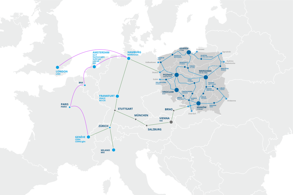 Widoczna jest mapa Europy z zanzaczonymi punkatmi (miastami), połączona liniami oznaczającymi położenie światłowodów w sieci Pionier. 
