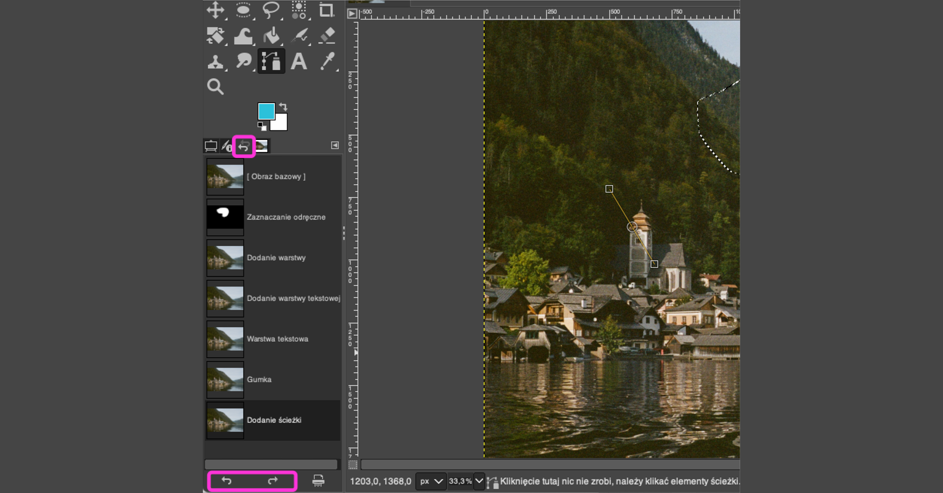 Ilustracja przedstawia okno programu. W obszarze roboczym jest przycięte zdjęcie górskiego miasta leżącego nad jeziorem. Zdjęcie jest wykadrowane w taki sposób, że obejmuje budynki miasta wraz z jeziorem i wzniesieniem w tle. Po lewej stronie jest panel, w którym zaznaczono zakrzywioną strzałkę skierowaną w lewo. Poniżej strzałki są miniatury zdjęcia z obszaru roboczego. Przy miniaturach kolejno nazwy: Obraz bazowy, Zaznaczanie odręczne, Dodanie warstwy, Dodanie warstwy tekstowej, Warstwa tekstowa, Gumka, Dodanie ścieżki. W dolnej części strony zaznaczono zakrzywione strzałki - jedna jest skierowana w lewo, druga w prawo.