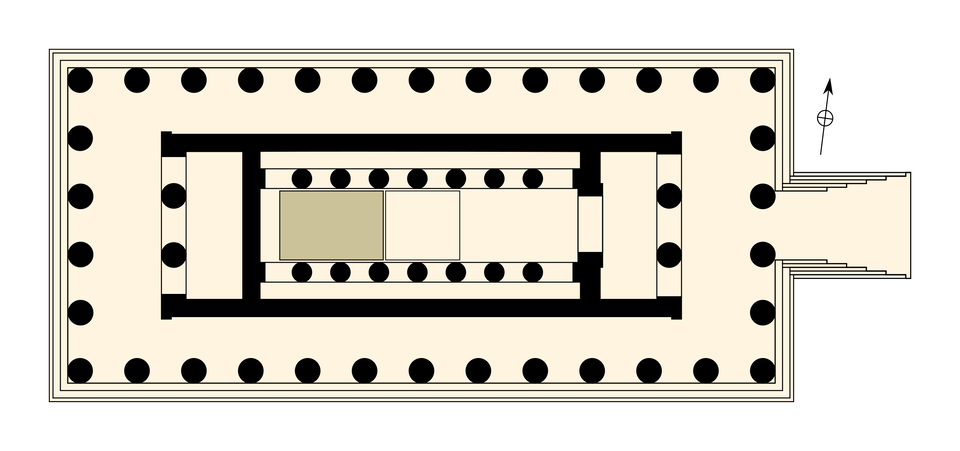 Ilustracja przedstawia plan świątyni Zeusa Olimpijskiego - jest to widok z góry. Plan ma kształt prostokąta, z licznymi oznaczeniami w postaci czarnych punktów i linii prostych. Po prawej stronie oznaczono wejście do świątyni.