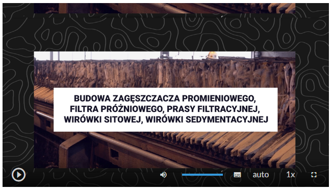 Zdjęcie pokazuje przykładowy kadr z filmu ,, Budowa zagęszczacza promieniowego, filtra próżniowego, prasy filtracyjnej, wirówki sitowej, wirówki sedymentacyjnej''. W kadrze widać fragment trasy przenośnika zgrzebłowego oraz tytuł filmu. 