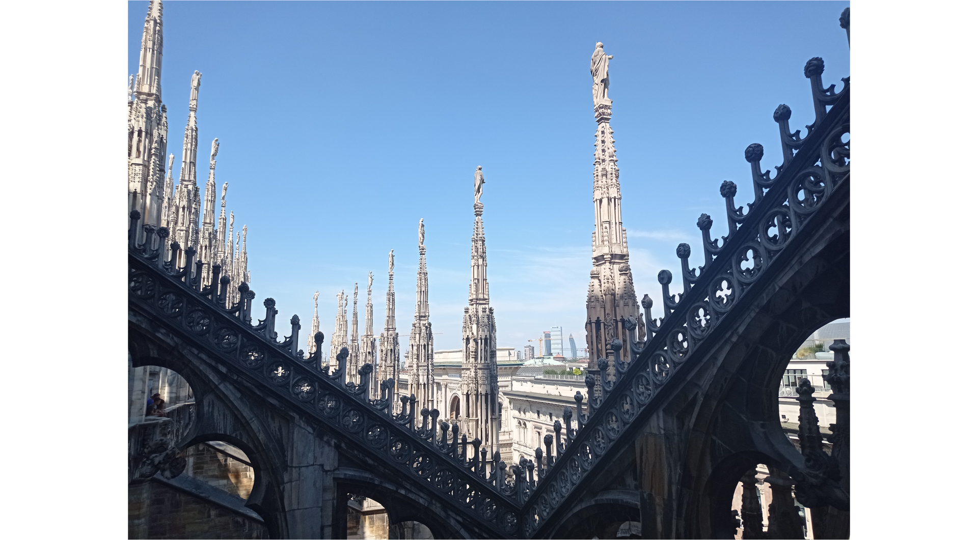 Zdjęcie przedstawia dach katedry w Mediolanie.