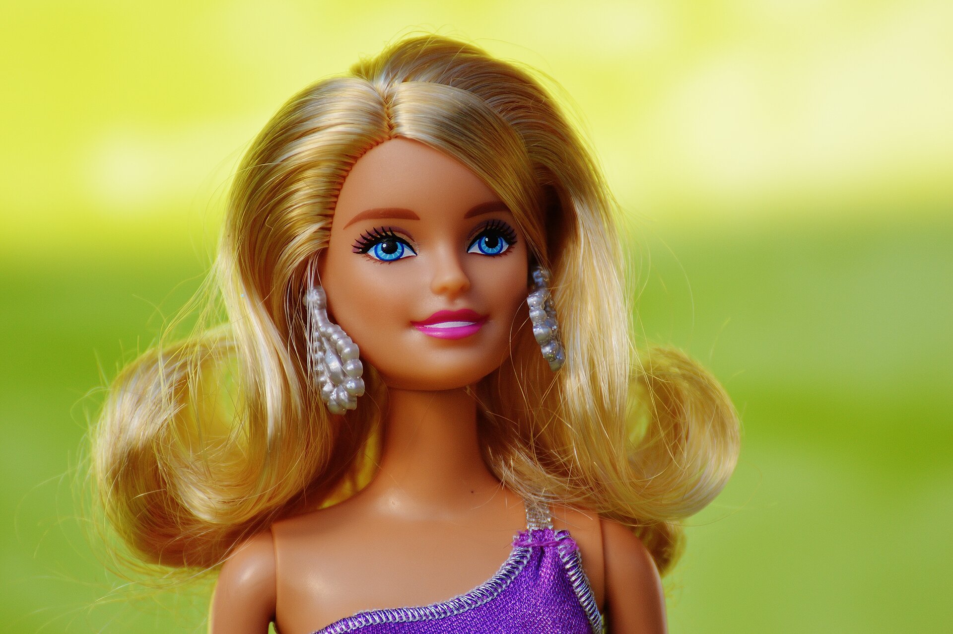 Ilustracja przedstawia lalkę Barbie.