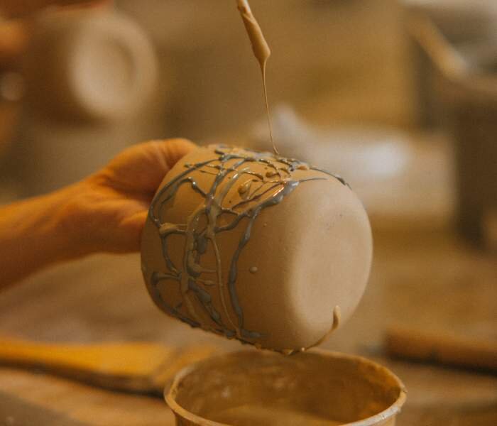 Dobieranie półproduktów ceramicznych według ich właściwości. Trzecie zdjęcie przedstawia osobę dekorującą gotowy gliniany przedmiot.