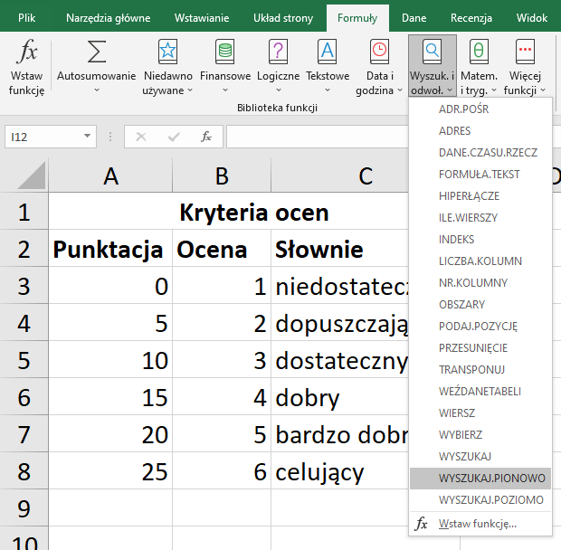 Ilustracja przedstawia fragment arkusza kalkulacyjnego w programie  Microsoft Excel . W scalonych komórkach od A1 do C1 znajduje się tekst: Kryteria ocen. W komórce A2 umieszczono napis: Punktacja, w komórce B2 napis: Ocena, w komórce C2: Słownie. W komórkach od A3 do A8 wprowadzone są następujące wartości: 0, 5, 10, 15, 20, 25. W komórkach od B3 do B8 wprowadzone są następujące wartości: 1, 2, 3, 4, 5, 6. W komórkach od C3 do C8 wprowadzony jest tekst – odpowiednio: niedostateczny, dopuszczający, dostateczny, dobry, bardzo dobry, celujący. Na górze arkusza znajduje się pasek menu z zakładkami. Wybrana jest zakładka Formuły. Poniżej, spośród opcji menu znajdujących się w pasku zakładki wybrana jest miniaturka wraz z podpisem: Wyszuk. i odwoł. Rozwinięta jest pionowa lista z opcjami. Wśród nich wybrana jest opcja: WYSZUKAJ.PIONOWO. 