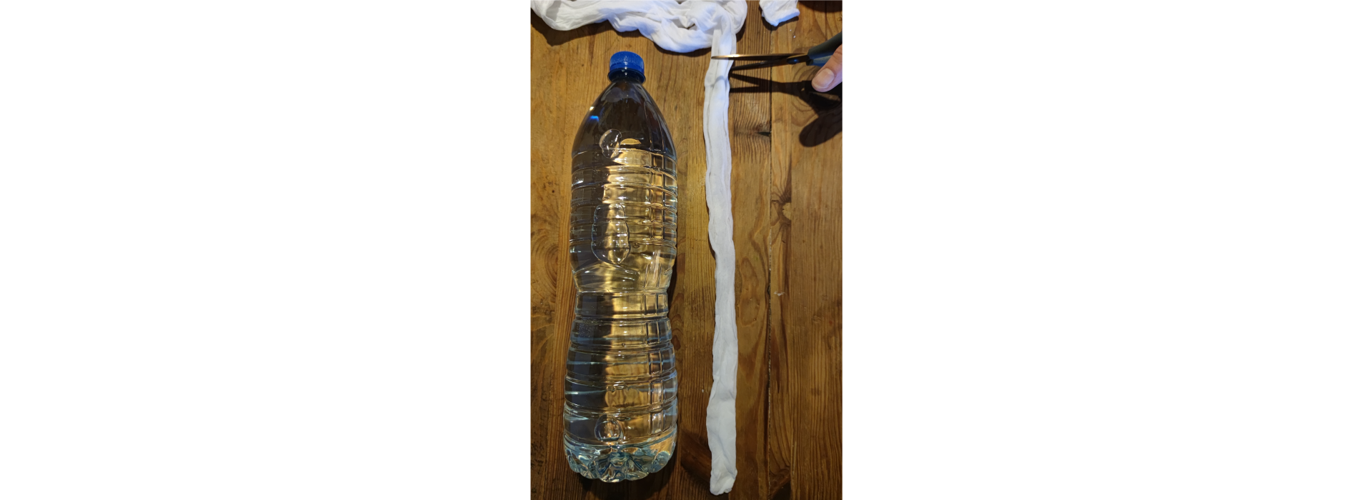 Zdjęcie 9. Nogawka rajstopy ułożona wzdłuż butelki, swobodnie, bez naciągania.