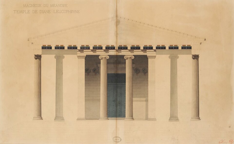 Ilustracja przedstawia rekonstrukcję jońskiej świątyni Artemidy Leukofryene w Magnezji nad Meandrem, na terenie dzisiejszej Turcji. Widać fasadę świątyni z sześcioma smukłymi, żłobionymi kolumnami jońskimi ustawionymi w równym rzędzie. Kolumny podtrzymują belkowanie z dekoracyjnym fryzem oraz trójkątny fronton. Pośrodku znajduje się szerokie wejście prowadzące do wnętrza budowli, ujęte w dwie dodatkowe kolumny stojące głębiej, wewnątrz zadaszonego przedsionka. Całość ukazana jest w formie precyzyjnego rysunku architektonicznego, podkreślającego symetrię i proporcje charakterystyczne dla architektury jońskiej.