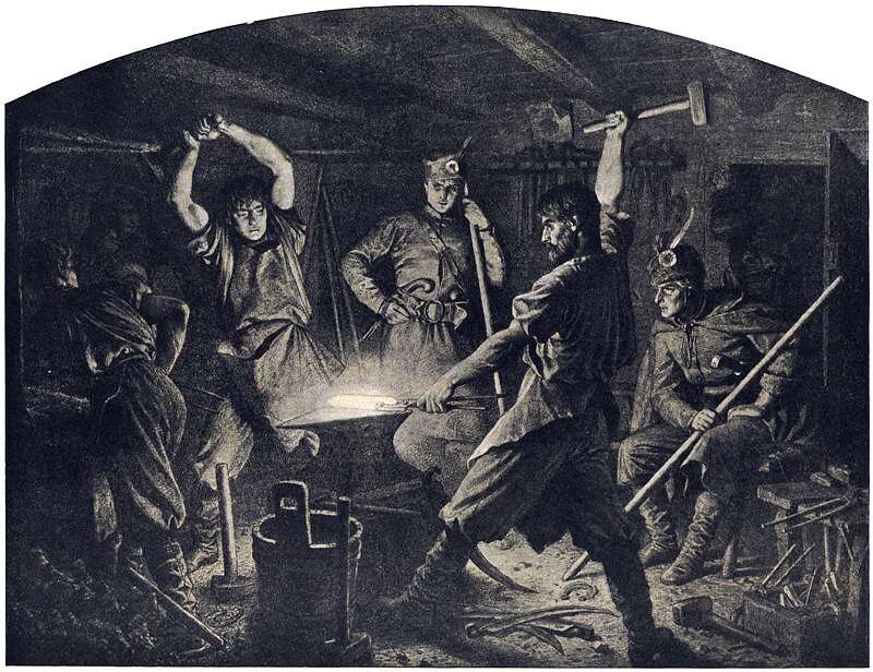 Czarno‑biała ilustracja przedstawia scenę pracy w kuźni, gdzie grupa mężczyzn, wykuwa broń lub narzędzia. Centralnym punktem kompozycji jest kowal uderzający młotem w rozżarzony metal na kowadle, a jego dynamiczna postawa podkreśla siłę i determinację. Obok niego pracuje inny mężczyzna, również unoszący młot do uderzenia. W tle widoczny jest człowiek w mundurze z szablą u boku, a po jego prawej stronie inny żołnierz, uzbrojony w pikę, uważnie obserwuje proces kucia.