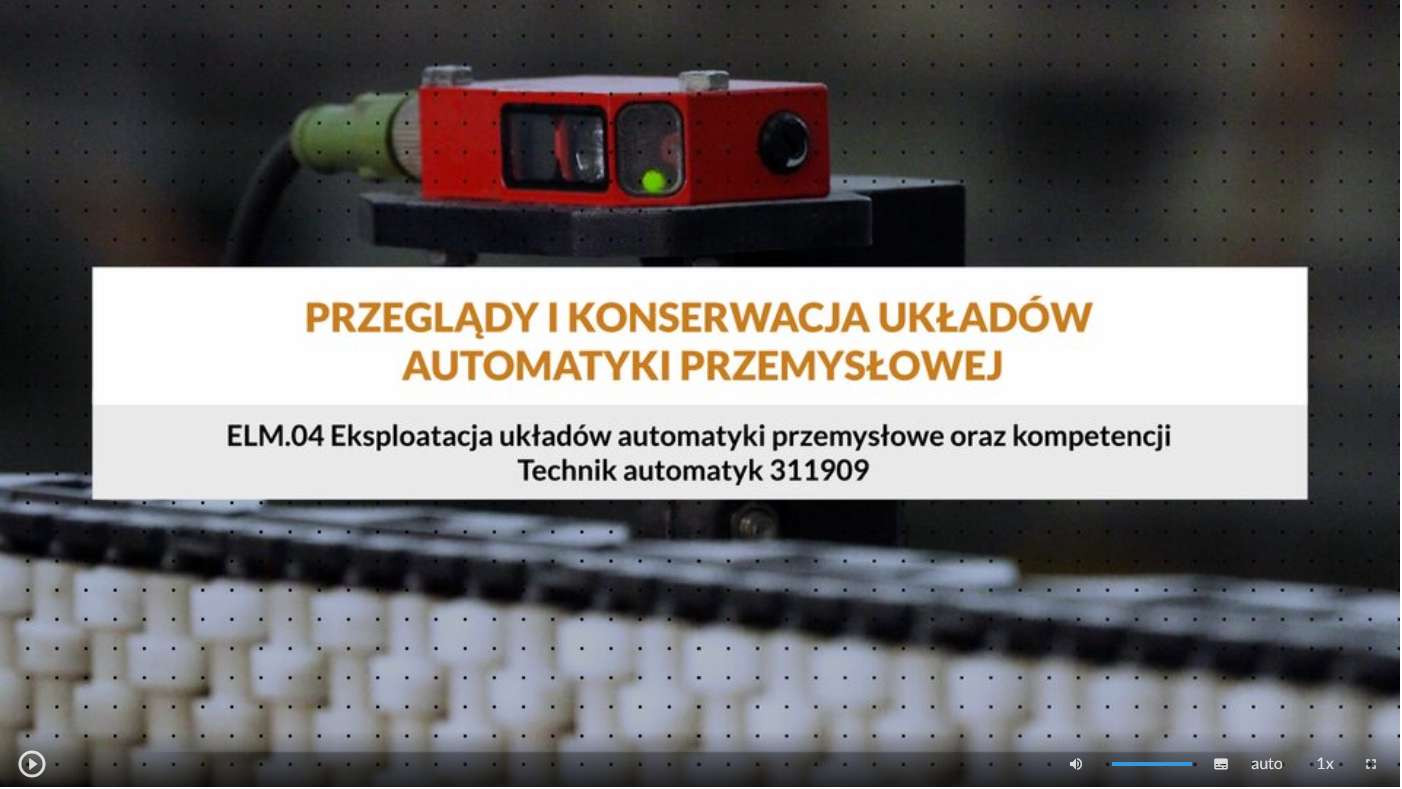 Ilustracja przedstawia ekran startowy filmu. Na środku ekranu znajduje się prostokątna plansza z tytułem filmu: Przeglądy i konserwacja układów automatyki przemysłowej. Poniżej określona jest kwalifikacja zawodowa. Na dole znajduje się pasek odtwarzania składający się z elementów omówionych poniżej.