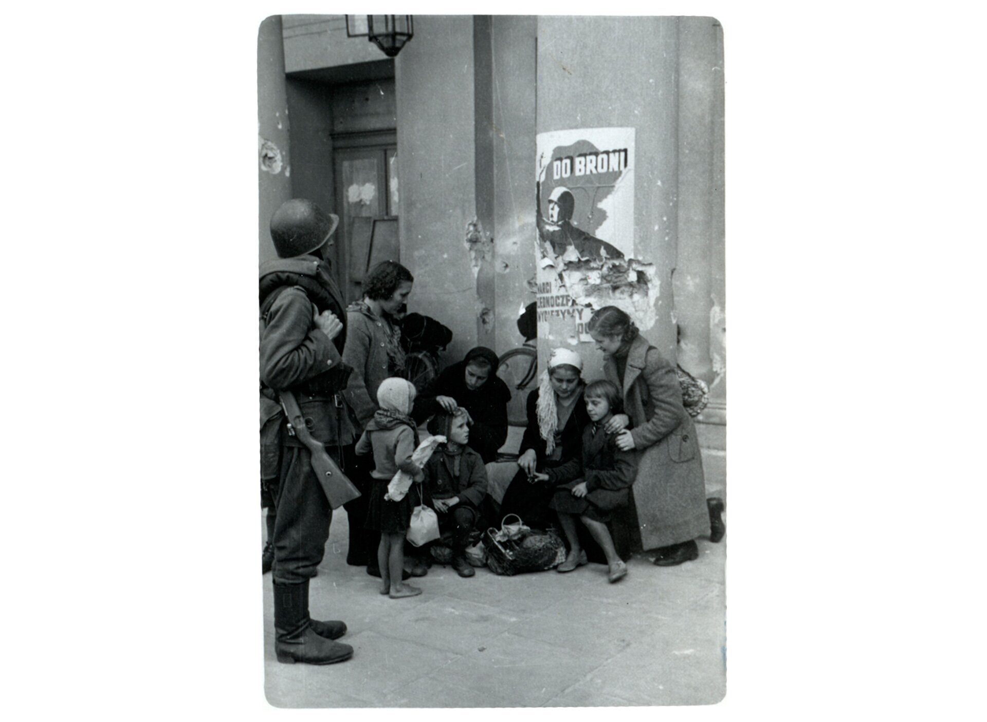 Fotografia czarno-biała przedstawiająca mieszkańców Warszawy.