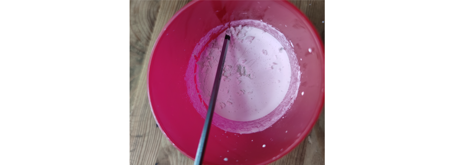 Zdjęcie 17. Zastygnięty gips wymieszany ze zbyt małą ilością wody. Gips jest zastygnięty w całości, jednak jest bardzo twardy a jego rozbicie sprawia trudność i wymaga siły. 