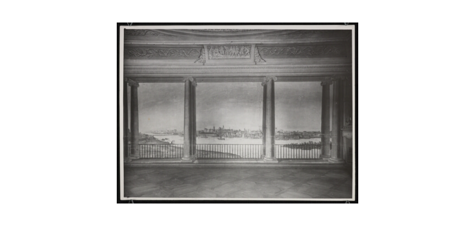 Ilustracja przedstawia fragment wystroju wnętrza pałacu. Zdwojona kolumnada złożona z 8 kolumn ustawionych jedna za drugą w dwóch rzędach przesłania balustradę, a za nią malowidło z widokiem na rzekę i miasto. Powyżej kolumnady widoczny fryz z bogatymi motywami roślinnymi i sceną rodzajową pośrodku. U dołu ilustracji fragment parkietu, u góry fragment owalnego wykończenia sufitu sali. 