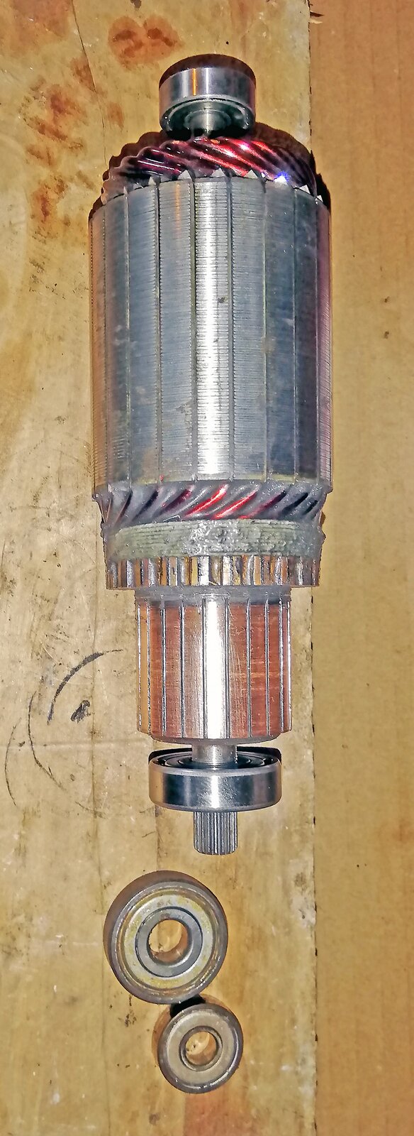 Na ekranie przedstawiony wirnik rozrusznika elektrycznego z wymienionymi łożyskami.