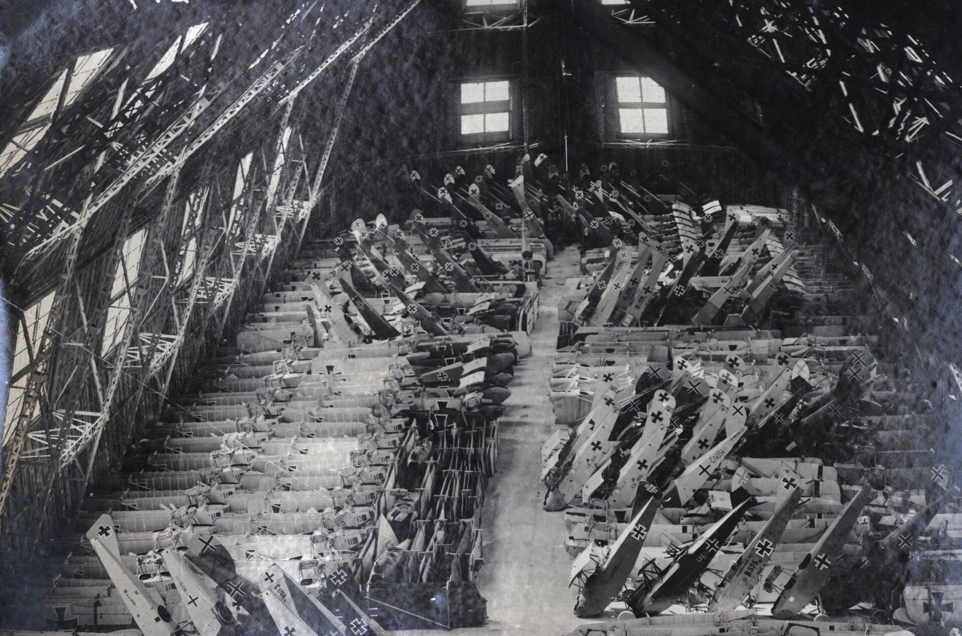 Fotografia czarno-biała przedstawiająca kadłuby samolotów niemieckich wygranych przez powstańców w tak zwanej sali Zeppelinów (Ballons Hall) na Winiarach.