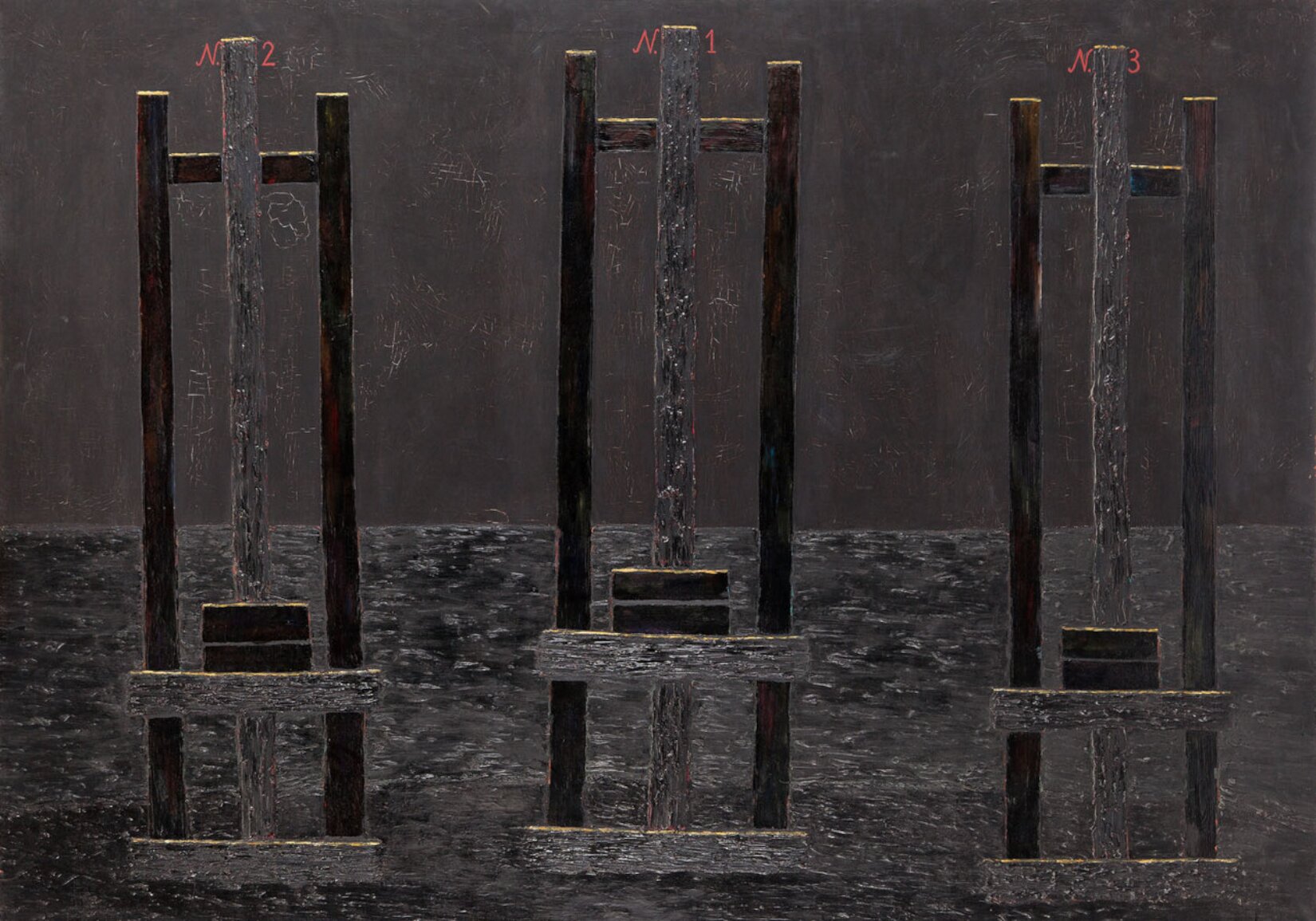 Tomasz Tatarczyk, „Trzech artystów” Obraz w kształcie poziomego prostokąta ukazuje trzy sztalugi malarskie na tle szarej podłogi oraz ciemnej ściany. Podstawy sztalug zdają się być w kolorze ciemnego drewna, natomiast środkowe oraz przednie deski są jaśniejsze, szare. Od lewej, sztalugi podpisano u góry różowym kolorem: N2, N1, N3. Na powierzchni ściany obecne są rysy, której swoim kształtem przypominają wyryte napisy lub symbole.