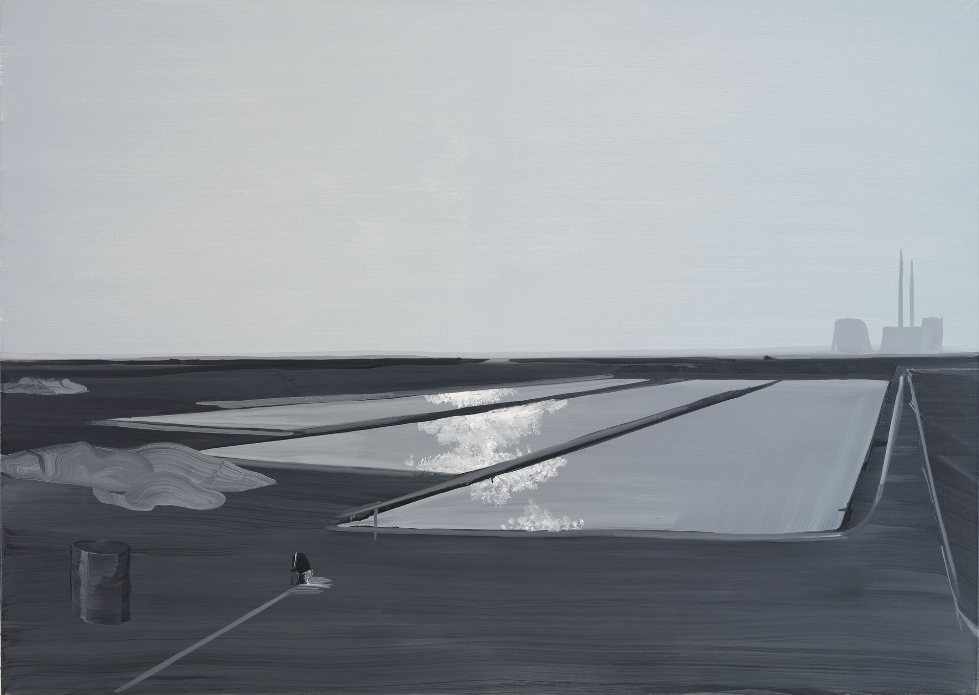 Mościce Obraz w odcieniach szarości, na którym widoczny jest plac oraz trzy zbiorniki retencyjne, ukazane z zastosowaniem perspektywy zbieżnej, w których odbijają się chmury. Zbiornik przedstawiony z prawej strony jest największy, a z lewej – najmniejszy. Są one w kształcie długich prostokątów. Na placu widoczny jest także duży brezent leżący nieopodal środkowego basenu, oraz czarna beczka. W oddali widoczne są budynki przemysłowe z wysokimi kominami. Tło stanowi szare niebo.