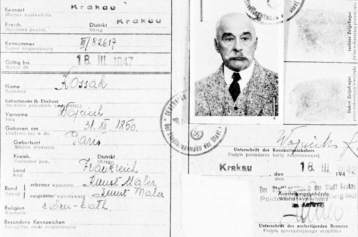 Zdjęcie przedstawia niemiecką Kenkartę numer trzy łamane przez 82617, wystawioną na nazwisko Wojciecha Kossaka, urodzonego 31 grudnia 1850 roku w Krakowie. Kenkarta zawiera dane mężczyzny, jego zdjęcie i odręczny podpis oraz dwie pieczęcie. Na jednej z nich znajduje się swastyka.
