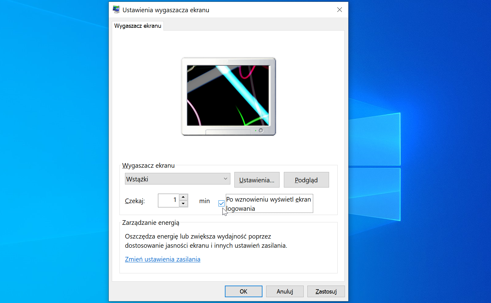 Ilustracja przedstawia okno "Ustawienia wygaszacza ekranu" w systemie operacyjnym Windows 10. W oknie znajduje się podgląd wygaszacza ekranu - kolorowe wstążki wijące się na czarnym tle. Pod podglądem znajduje się rozwijana lista z wyborem wygaszacza i ustawieniem czasu, po jakim ma się uruchomić. Wybrane są "Wstążki", a czas czekania ustawiony jest na minutę. Obok znajduje się przycisk "Ustawienia", "Podgląd" oraz opcja do zaznaczenia "Po wznowieniu wyświetl ekran logowania". Opcja jest zaznaczona. Poniżej znajduje się sekcja "Zarządzanie energią" z opisem "Oszczędza energię lub zwiększa wydajność poprzez dostosowanie jasności ekranu i innych ustawień zasilania" i odnośnikiem "Zmień ustawienia zasilania". Okno posiada u dołu przyciski "Ok", "Anuluj" oraz "Zastosuj". 