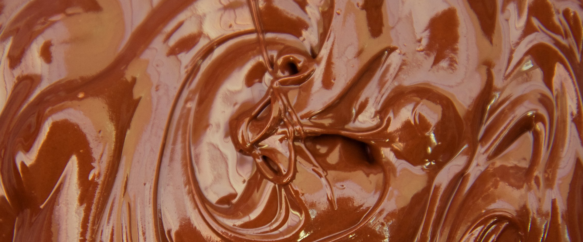 Ilustracja przedstawia rozpuszczoną czekoladę