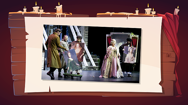 Ta scena przedstawia grupę aktorów na scenie z elementami scenografii. Po lewej stronie stoi mężczyzna w długim, beżowym płaszczu, trzymający duży portret kobiety. Obok niego są inni mężczyźni, z których jeden również trzyma portret. Po prawej stronie stoi kobieta w bogatej, różowo‑złotej sukni, z peruką na głowie. Obok niej stoi mężczyzna w ciemnym kostiumie i turbanie, również trzymający portret. W tle widoczne są elementy dekoracji, takie jak schody i fragmenty budowli, a także stylizowane „drzwi” przypominające ramy obrazów.