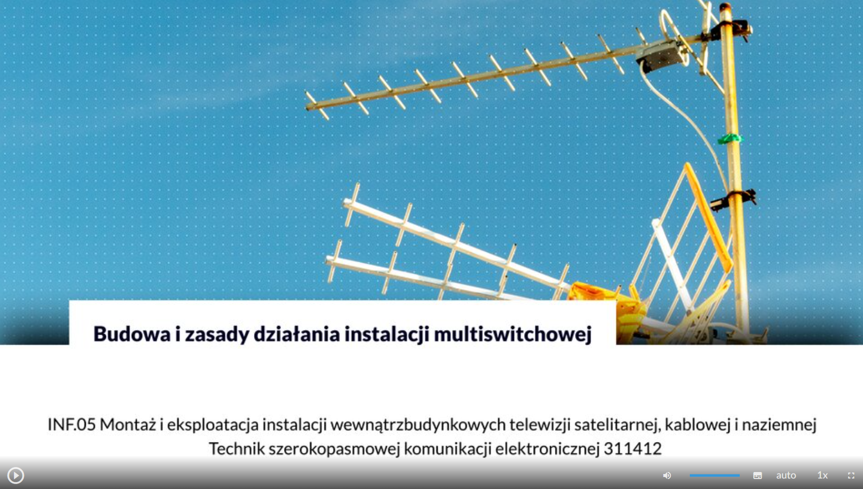 Ilustracja przedstawia ekran startowy filmu. Na środku ekranu znajduje się prostokątna plansza z tytułem filmu: Budowa i zasady działania instalacji multiswitchowej. Poniżej określona jest kwalifikacja zawodowa. Na dole znajduje się pasek odtwarzania składający się z elementów omówionych w dalszej części instrukcji.