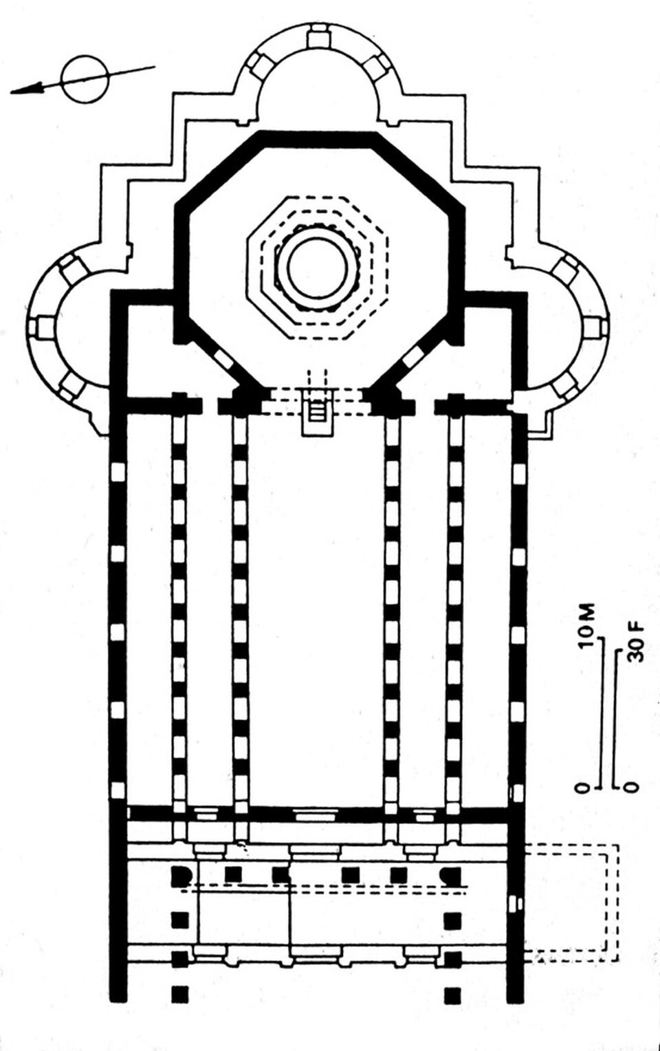 Czarno‑biały rzut poziomy kościoła o planie bazylikowym: długa nawa główna z nawami bocznymi oddzielonymi kolumnami, transept oraz wieloboczna przestrzeń centralna zakończona apsydą; widoczne grube mury, aneksy boczne i oznaczenia skali.