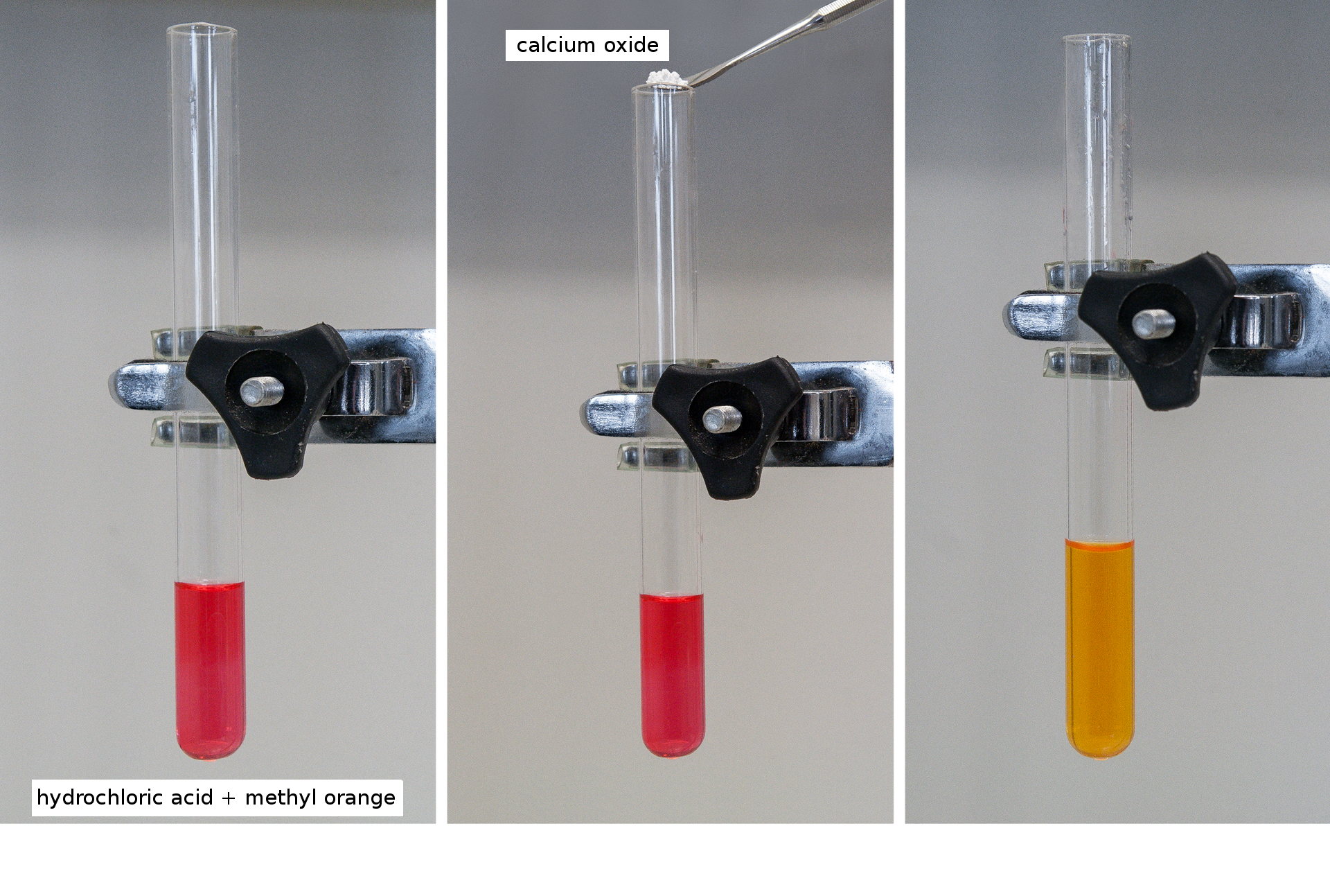 Ilustracja przedstawia kolejne etapy reakcji kwasu chlorowodorowego - najpierw ze wskaźnikiem - oranżem metylowym (hydrochloric acid plus methyl orange). Roztwór przyjmuje czerwoną barwę. Następnie do probówki z kwasem i wskaźnikiem dodano tlenek wapnia. Po dodaniu tlenku wapnia (calcium oxide) mieszanina zmienia kolor z czerwonego na pomarańczowy.