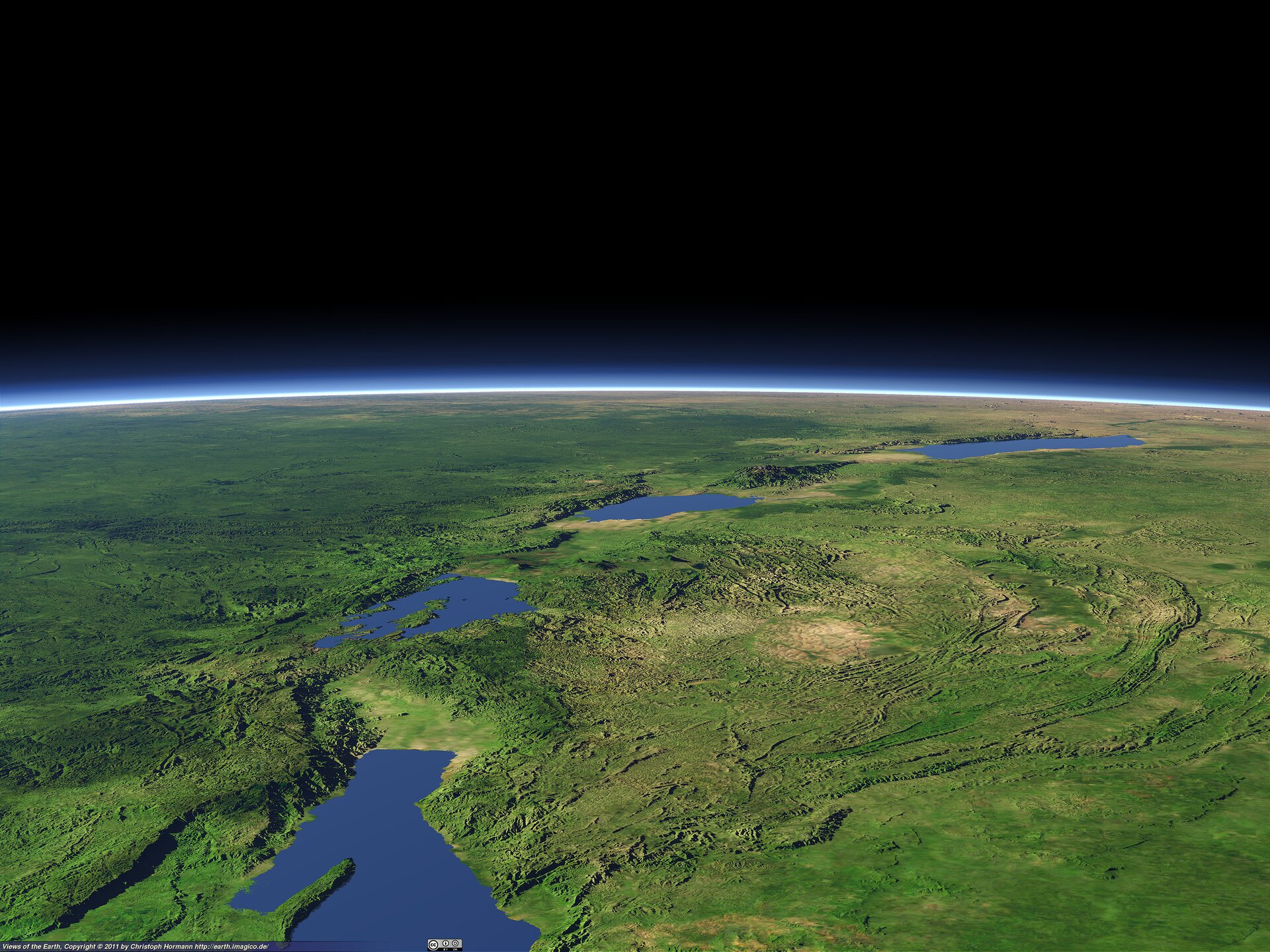 Zdjęcie satelitarne przedstawia powierzchnię ziemi. Jest zielona, w czterech miejscach w jednej linii są oddzielone od siebie pasem zieleni zbiorniki wodne. 