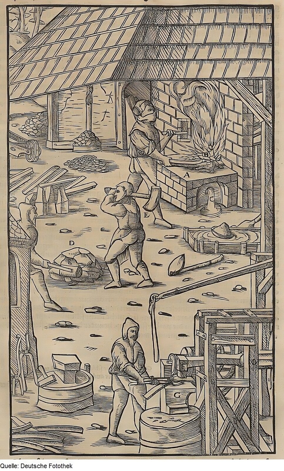 Na ilustracji przedstawiona jest praca wstępna przy dymarce i obróbce opławki. W górnym rogu po lewej stronie widoczne są przywiezione na taczkach składy rudy żelaza oraz drewno, potrzebne do spalania w dymarkach. Na prawo pracownik kuźnicy zawilgoconą rudę poddaje przepaleniu. Poniżej widać sito dla wyprażonej rudy. Obok sita stoi kowal, który unosi nad głową młot. Przed nim leży duży kamień. Niżej, w prawym dolnym rogu ilustracji mężczyzna stoi przy drewnianej konstrukcji. Przykłada do niej kawałek długiego drewna. W lewym dolnym rogu ryciny na lewo widoczne pręty. 