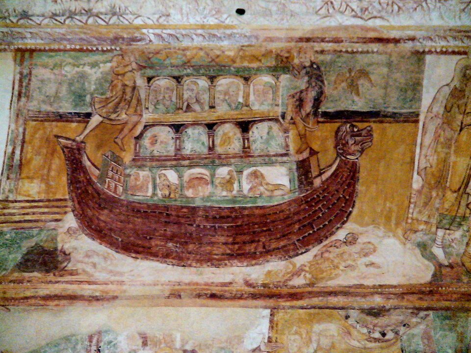 Fragment średniowiecznego fresku przedstawiający Arkę Noego w formie dużej, drewnianej łodzi. W jej wnętrzu, na kilku poziomach arkad, widoczne są liczne zwierzęta ukazane parami. Po bokach arki stoją postacie ludzkie, a pod łodzią zaznaczona jest woda potopu. Malowidło ma narracyjny charakter, stonowaną kolorystykę ochry, zieleni i brązu oraz widoczne przetarcia i ubytki tynku, typowe dla romańskich fresków ściennych.