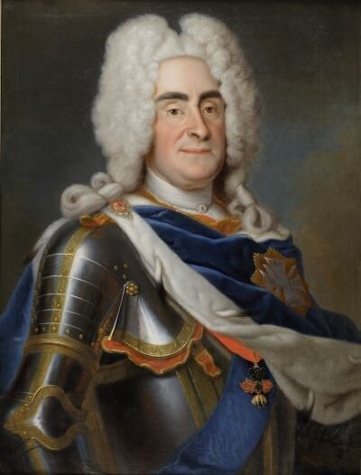 Na obrazie znajduje się August drugi Mocny. Ma on długie białe włosy i gęste ciemne brwi. Jest ubrany w srebrną zbroję i biało niebieskie szaty, do których ma przypięty duży złoty order.