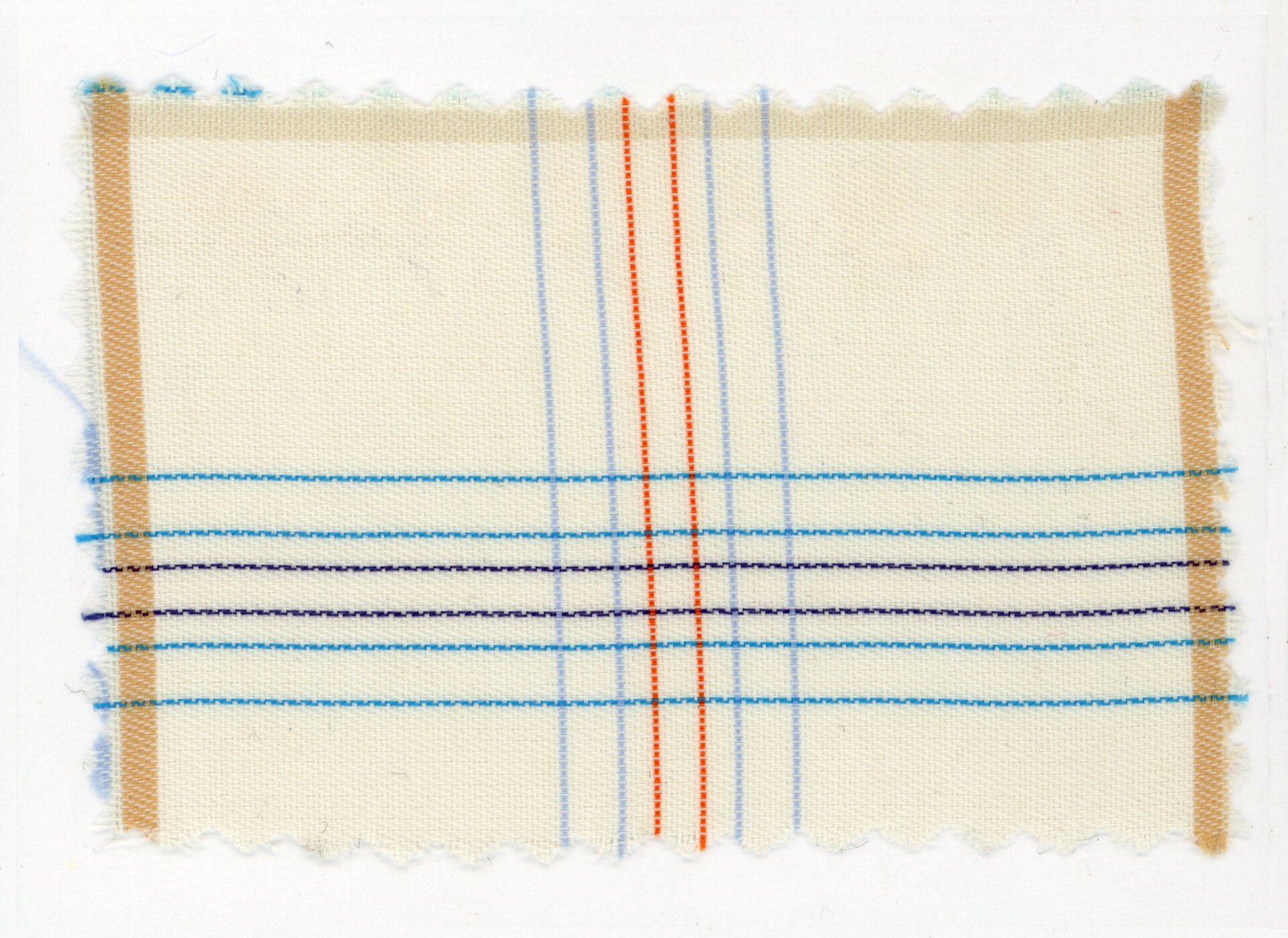 Zdjęcie przedstawia fragment białej etaminy. Na tkaninie jest wzór z linii w różnych kolorach, tworzący w centrum kratę.Nagranie tożsame z treścią.
