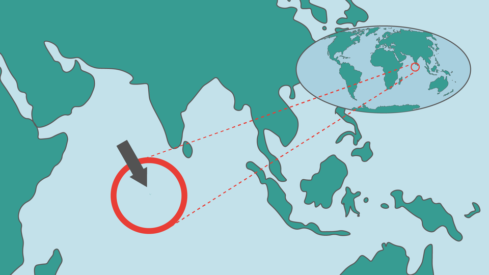 Na fragmencie mapy otoczono zielonym okręgiem południową część Półwyspu Malajskiego, wschodnią część Sumatry. Na południu Półwyspu Malajskiego strzałka wskazuje wyspę. Obok fragmentu mapy Malezji i Indonezji jest mapa świata z czarnym okręgiem - okrąg obejmuje Półwysep Indochiński, Malezję, Indonezję, północną część Australii.  