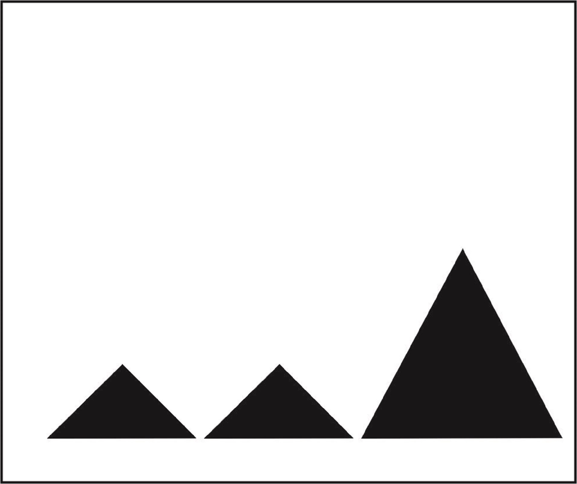 Ilustracja przedstawia czarno-białą grafikę. Na dole kompozycji znajdują się trzy, ułożone jeden obok drugiego, czarne trójkąty. Pierwszy trójkąt od lewej strony oraz środkowy są równe, natomiast trójkąt po prawej jest większy. Figury znajdują się na białym tle. Całość zamknięta jest czarną, cienką ramką.
