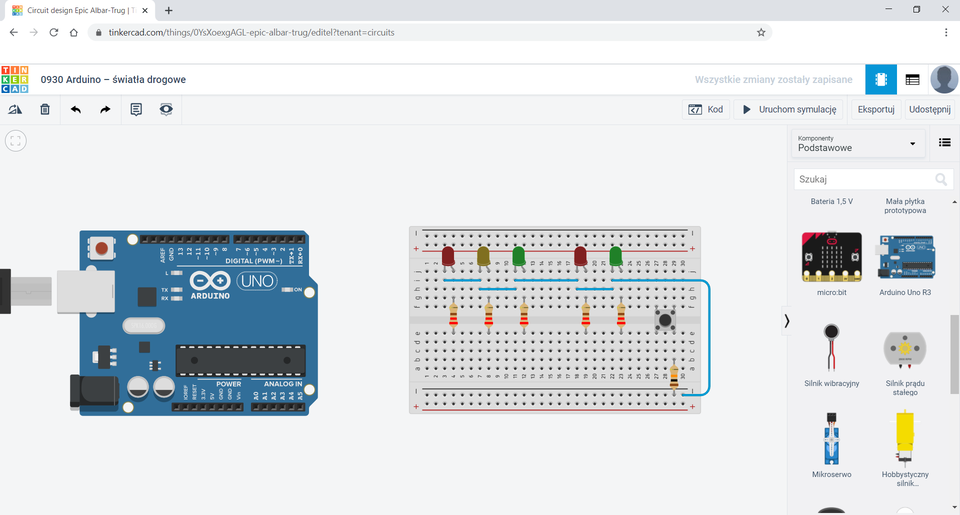 Zrzut ekranu przedstawia okno przeglądarki z otwartą stroną tinkercad. Pod adresem strony znajduje się pasek tytułowy "0930 Arduino - światła drogowe". Poniżej znajduje się pole, na którym umieszczono rysunek płytki stykowej, w którą wpięto pięć diod LED. Diody wpięte są w kolumnie „j” i od lewej mamy diody symulujące światła dla pojazdów: czerwoną, żółtą, zieloną, odstęp i dalej diody symulujące światła dla pieszych: czerwoną, zieloną. W środek płytki stykowej wpięto włącznik. Pod diodami wpięto w środek płytki pięć rezystorów oraz jeden rezystor 10 omega w tym samym wierszu, w którym wpięty jest włącznik. Podłączono przewody, którymi połączono ze sobą w poziomie kolejne diody oraz ostatnią diodę z rezystorem 10 omega. W polu po lewo od płytki umieszczono rysunek Arduino Uno R3. Po prawo znajduje się pasek z następującymi ikonami: mikro bit, Arduino Uno R3, silnik wibracyjny, silnik prądu stałego, mikroserwo, hobbystyczny silnik. Nad paskiem znajduje się również pole wyszukiwania. Pasek można przewijać.
