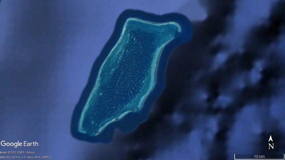 Zdjęcie satelitarne przedstawia atol. Jest to płaska wyspa koralowa, składająca się z rafy koralowej w kształcie pierścienia otaczającego centralną depresję - lagunę. Atol ma kolor niebieski a woda kolor turkusowy. 