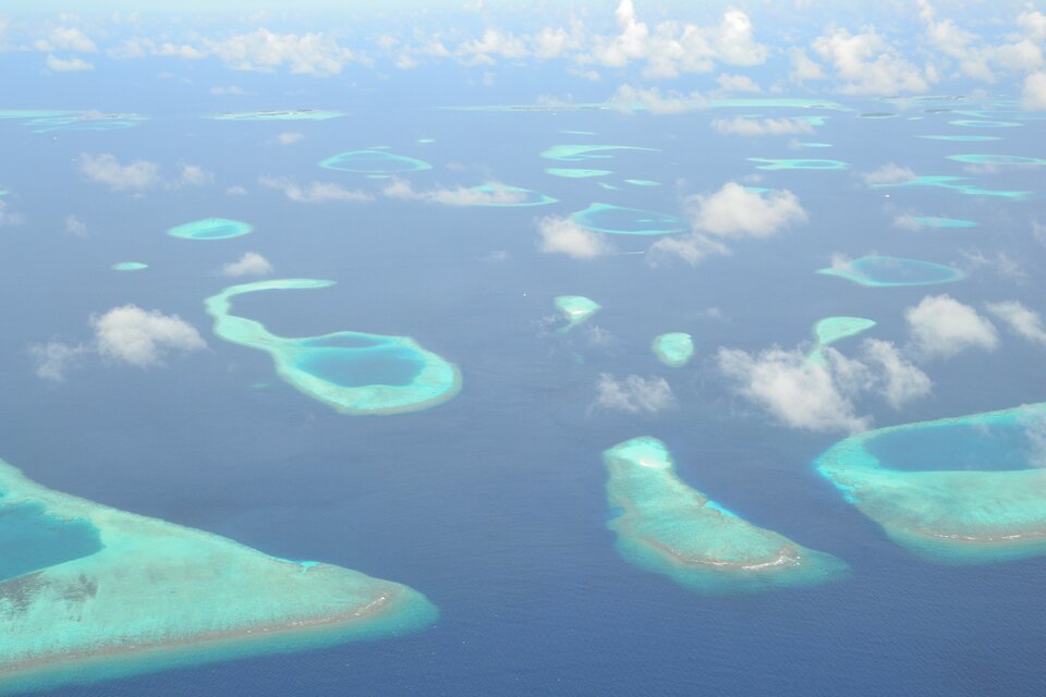 Na zdjęciu jest ocean. Na oceanie są miejsca, w których woda ma jasnoniebieski kolor. Miejsca te otaczają turkusowe pierścienie.   