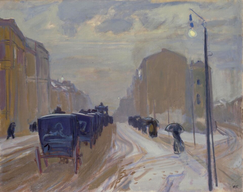 Obraz przedstawia miejską ulicę w zimowy wieczór, wzdłuż której ciągnie się sznur ciemnych dorożek. Po prawej stronie widoczna jest wysoka latarnia oraz postacie pieszych trzymających otwarte parasole. Perspektywę zamykają uproszczone sylwetki kamienic, a nad nimi rozciąga się zachmurzone, szare niebo. 
