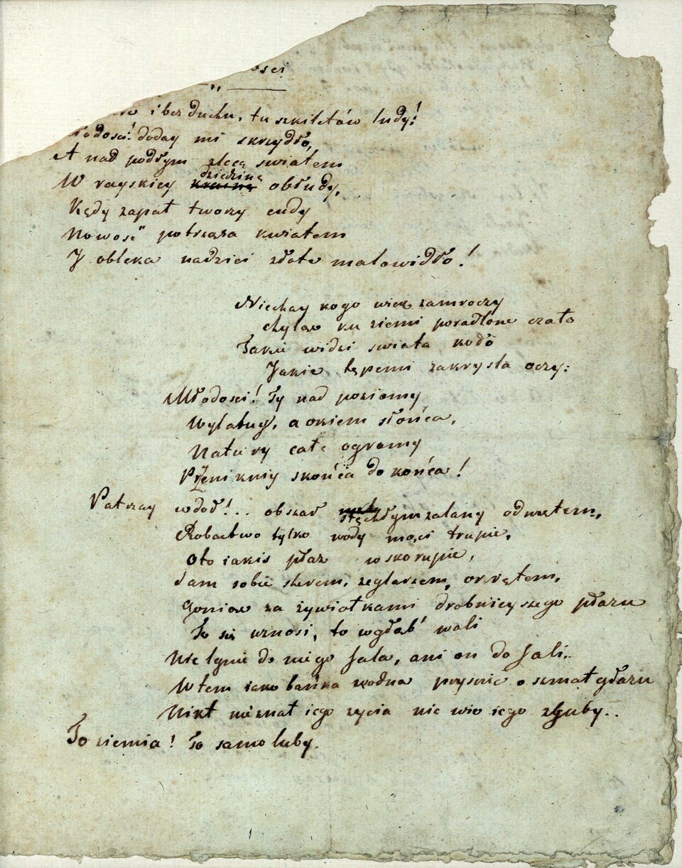 Zdjęcie przedstawia stronę z rękopisu. Strona jest porwana. Brakuje lewego, górnego rogu. Prawy brzeg jest postrzępiony. Na stronie widać zapisany kaligraficznie utwór poetycki.