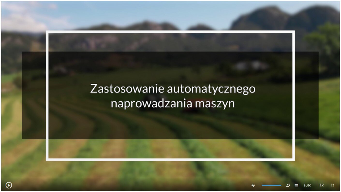 Grafika przedstawia widok okna odtwarzania filmu. W tle znajduje się zdjęcie pola. W ramce znajduje się napis: Zastosowanie automatycznego naprowadzania maszyn. Na dole okna znajduje się panel z ikoną odtwarzania filmu, ikoną zatrzymywania filmu,  ikonami nawigacyjnymi odtwarzania filmu, ikoną do włączenia wersji filmu z audiodeskrypcją, ikoną do wyłączenia trybu audiodeskrypcji, widokiem opcji włączenia/wyłączenia napisów, widokiem opcji zmiany jakości filmu, widokiem opcji zmiany prędkości odtwarzania filmu oraz ikoną trybu pełnoekranowego.